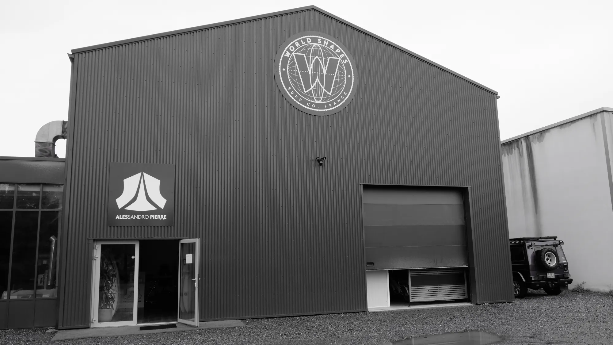 Façade de l'atelier World Shapes à Seignosse, usine Alessandro Pierre Surfboards