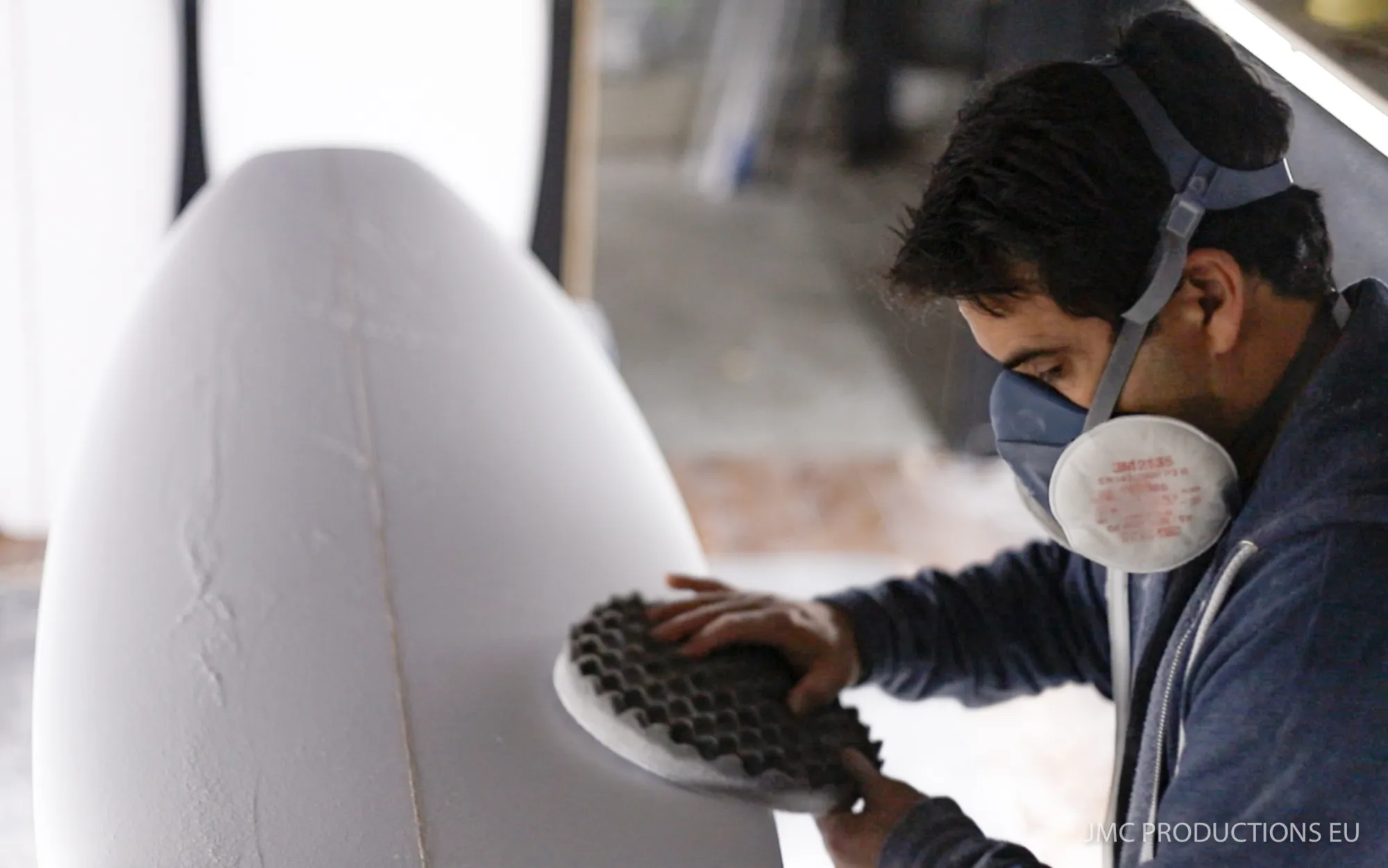 Alessandro Pierre inspectant le shape d'une planche de surf, échange et conseil personnalisé