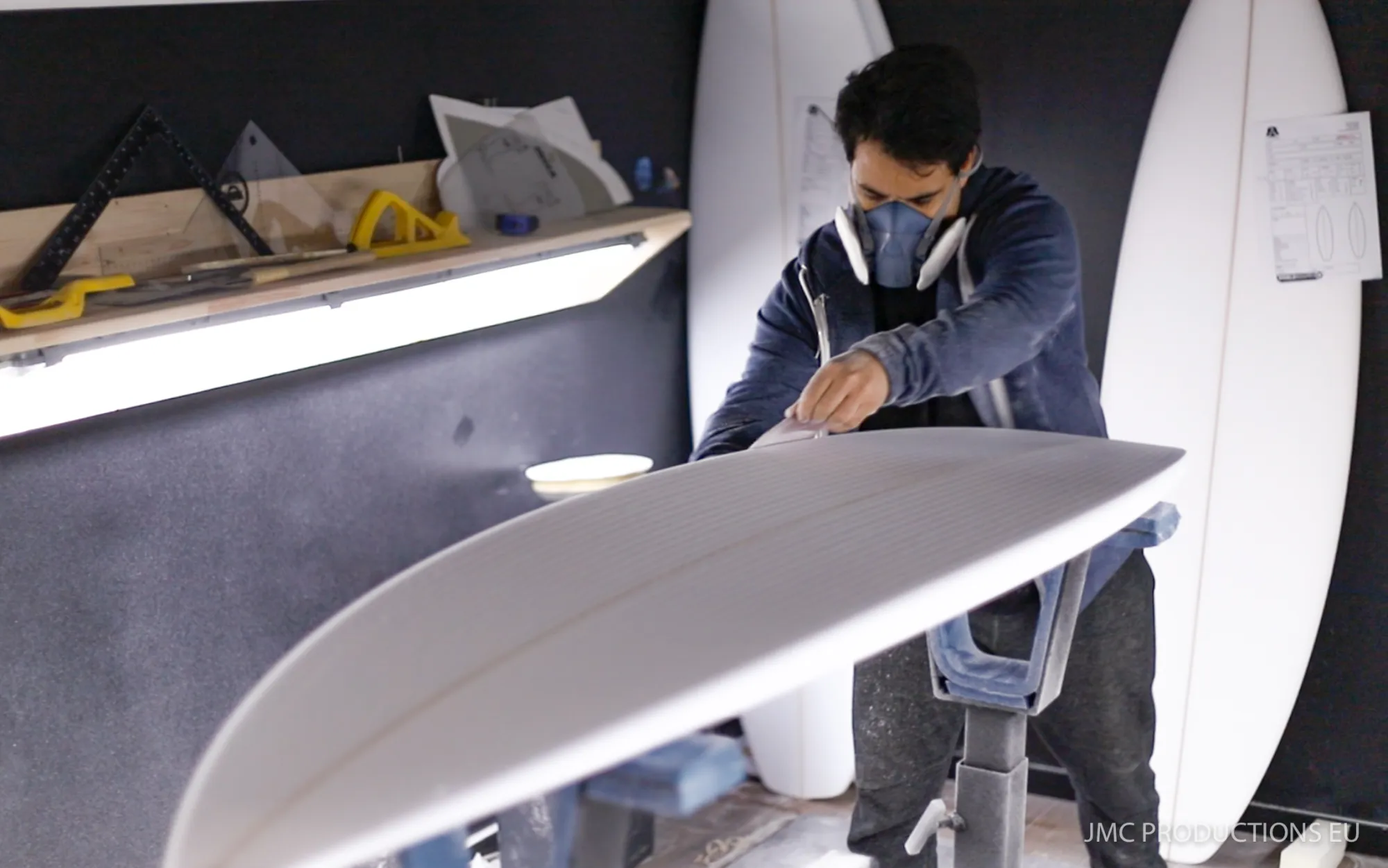 Alessandro Pierre shapant le dessous d'une planche de surf sur mesure