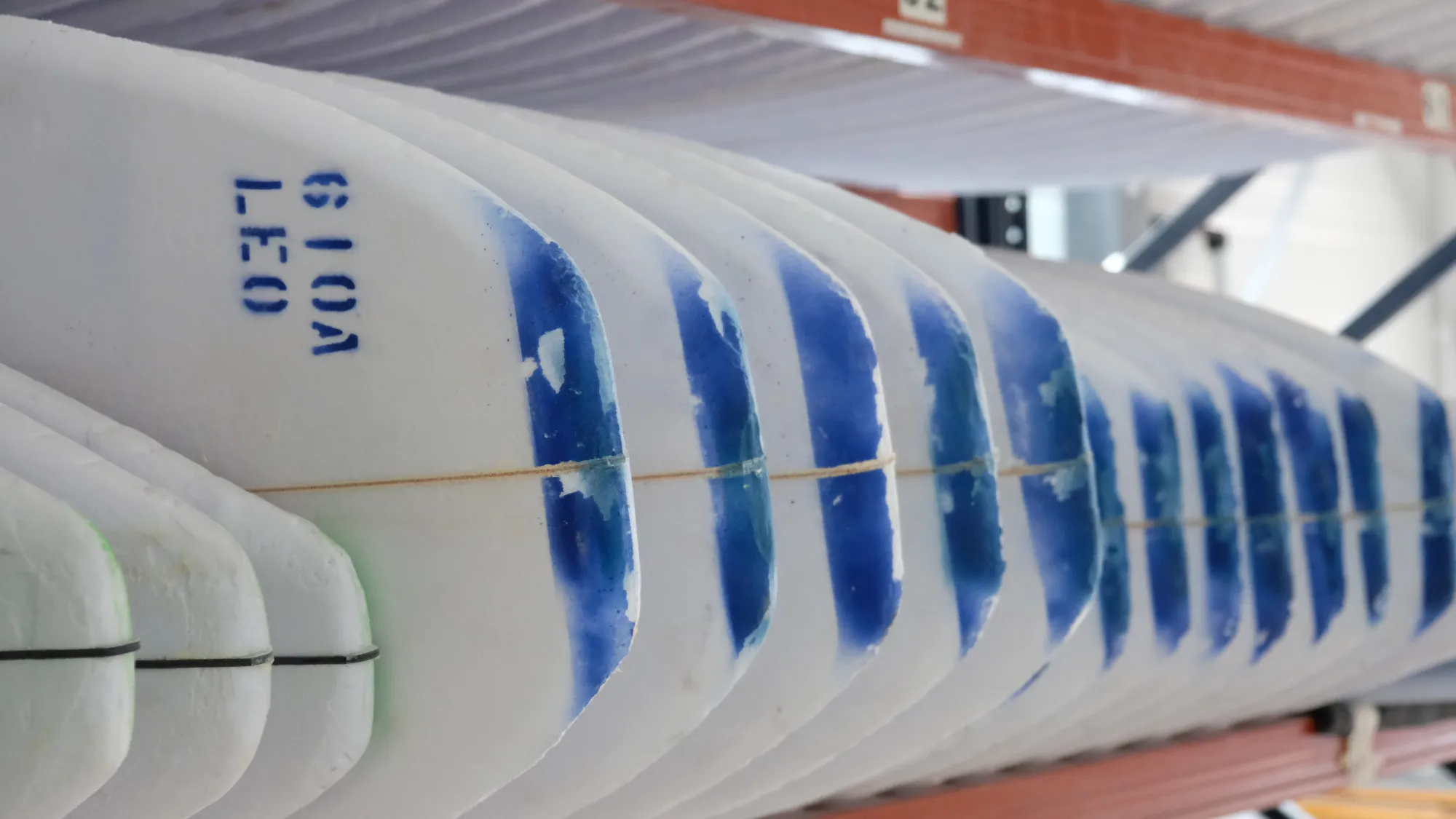 Blanks de surf alignés avec marquages bleus, stock usine World Shapes