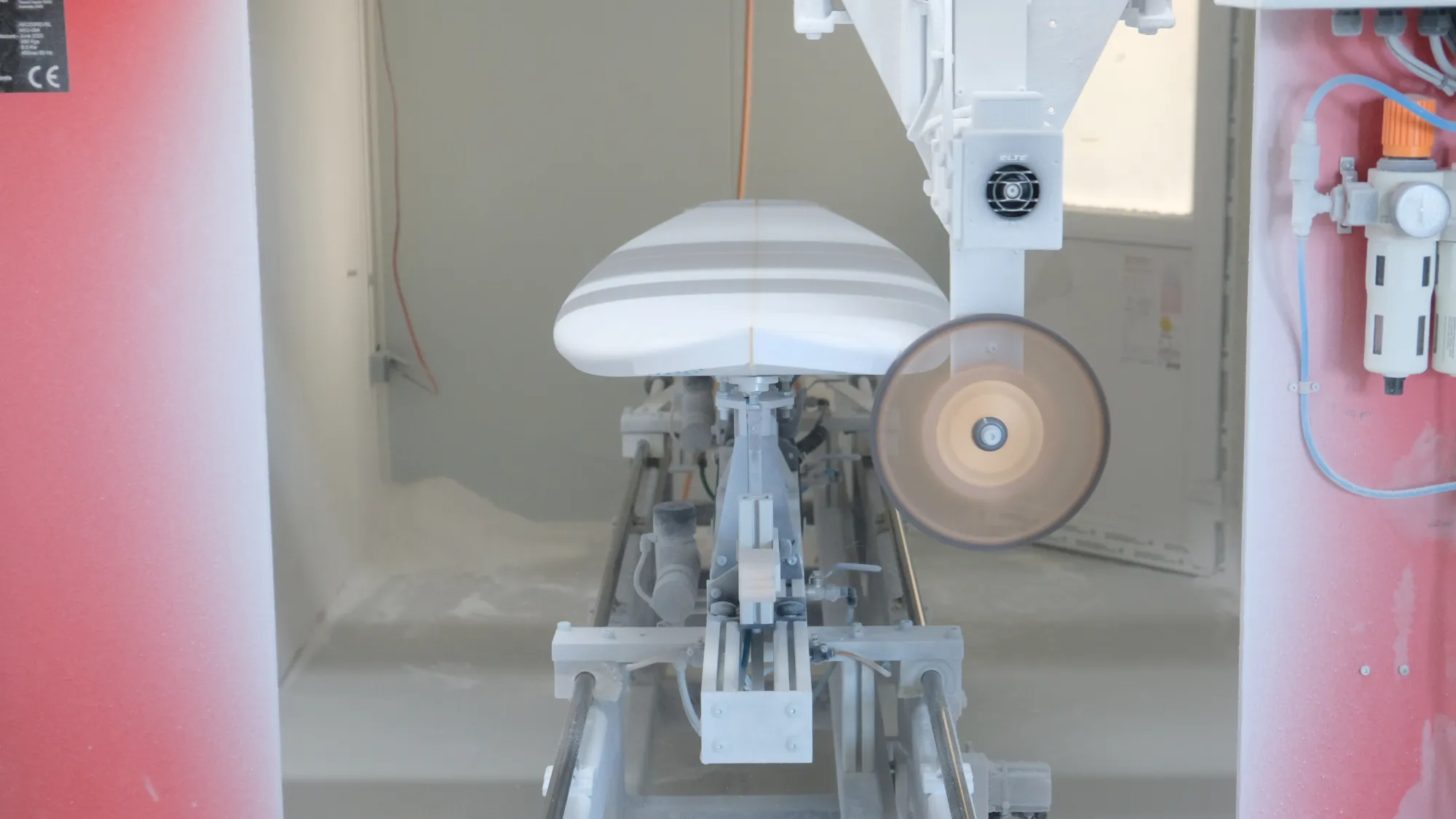 Machine CNC AKU Shaper en action, shape numérique d'une planche de surf
