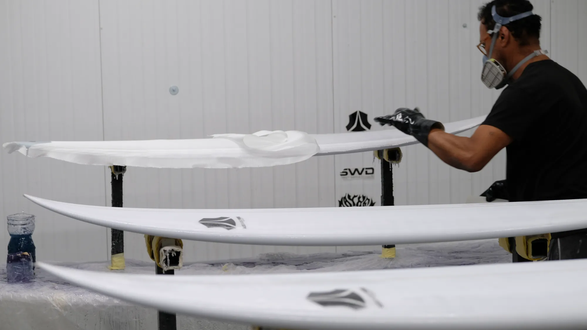 Pose du logo AP Surfboards sur une planche, étape glassing