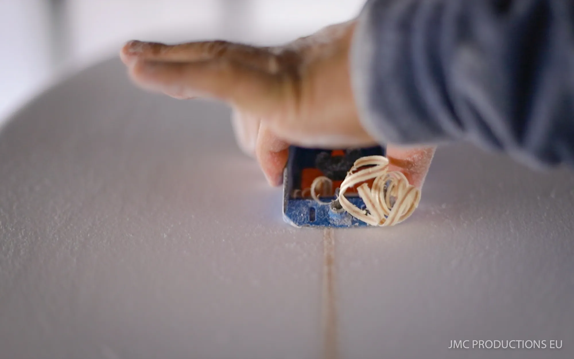 Détail du rabot creusant le foam, copeaux de mousse polyuréthane