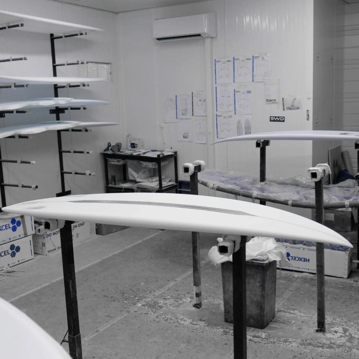 Vue de l'atelier : blanks et planches en production