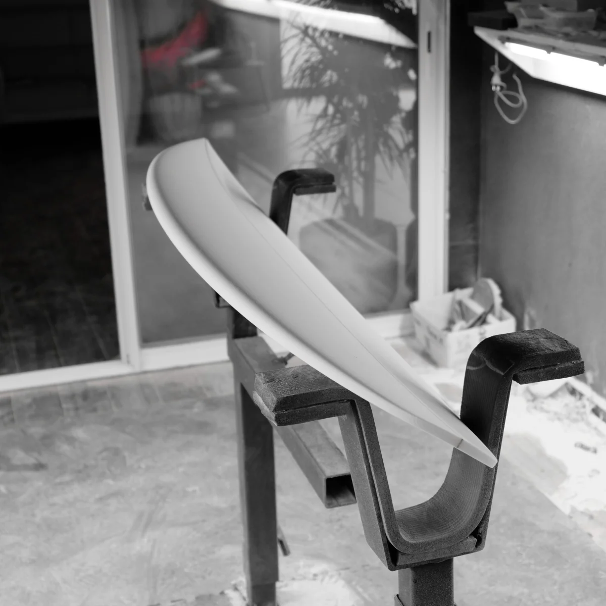 Alessandro Pierre – Surfbrett-Shaper in seiner Werkstatt