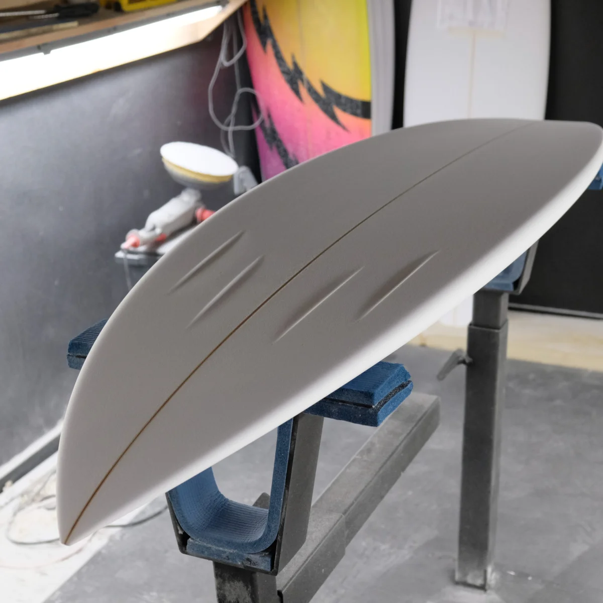 Concaves sculptés sur le bottom d'une planche