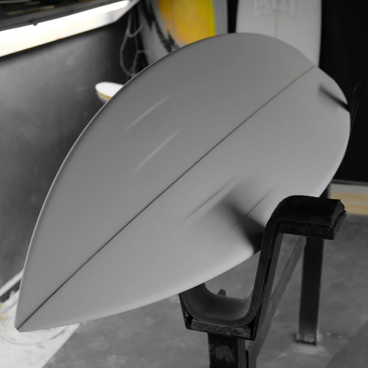 Détail des concaves sculptés sur le nose d'une planche de surf