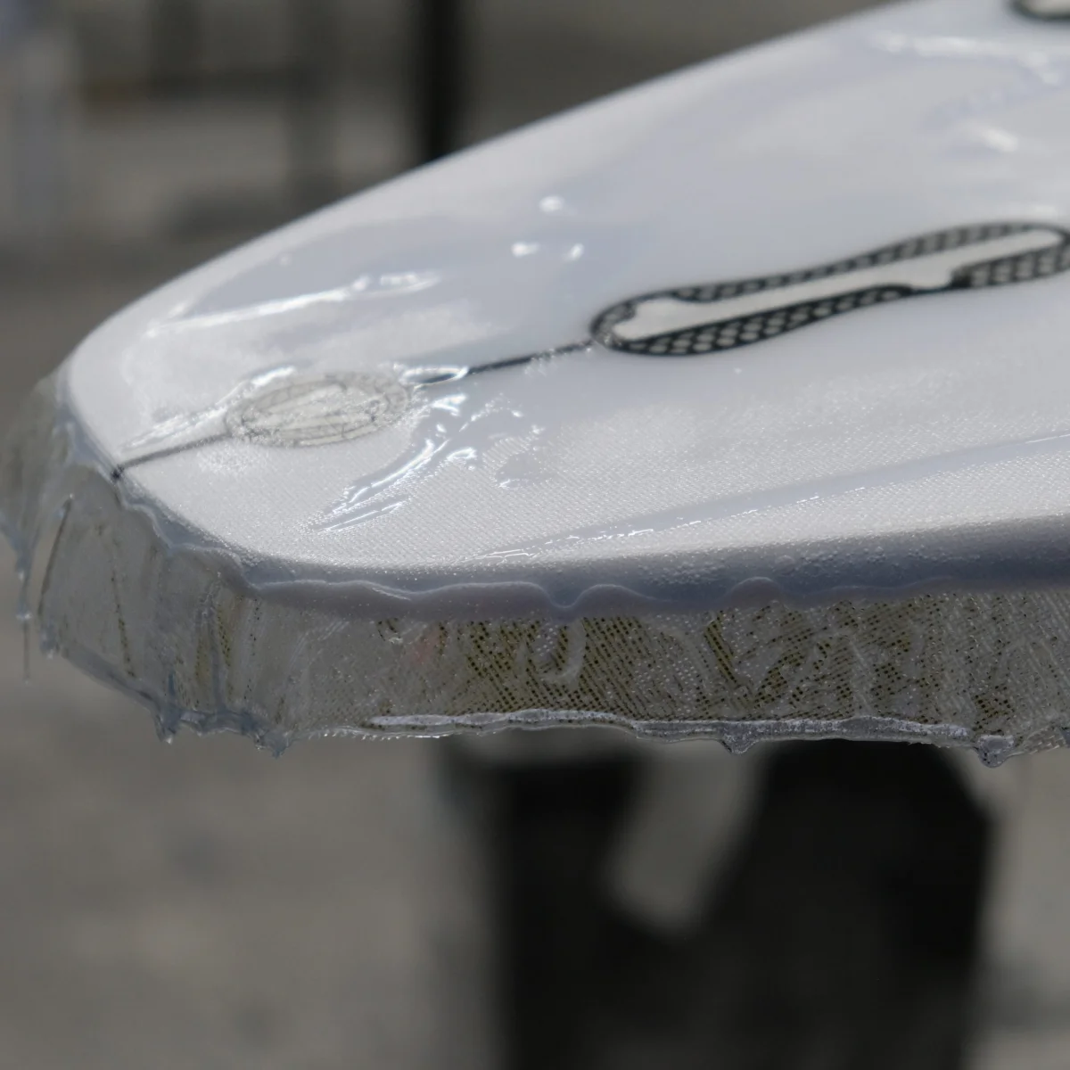 Lamination résine, gros plan sur le rail