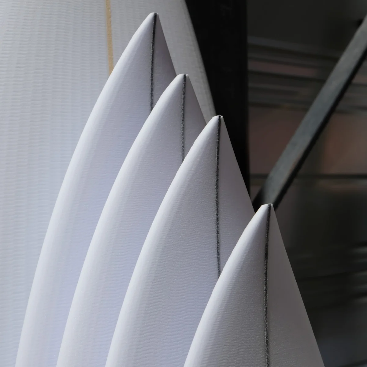 Main du shaper traçant les mesures sur la planche