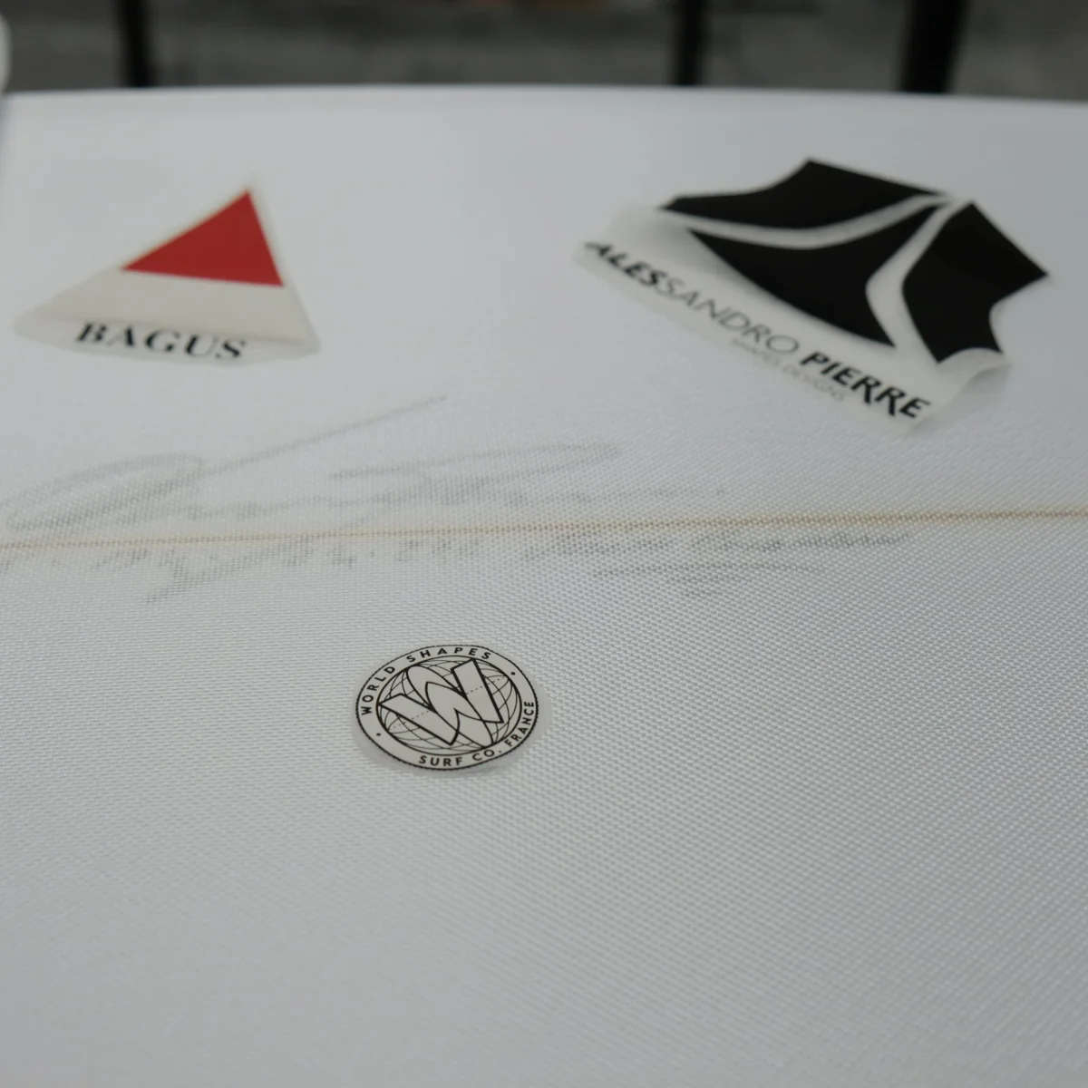 Logos et stickers sur planche finie, contrôle qualité final