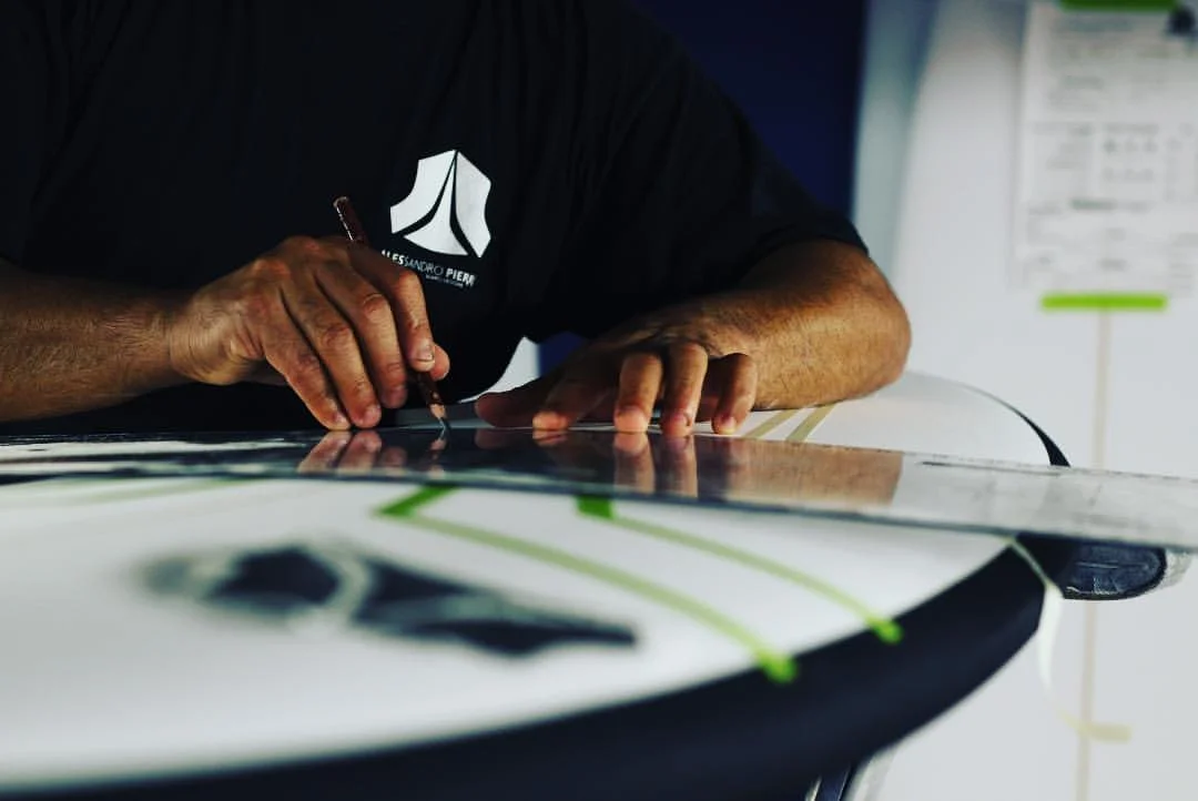 Alessandro Pierre traçant les lignes d'une planche sur mesure dans son atelier