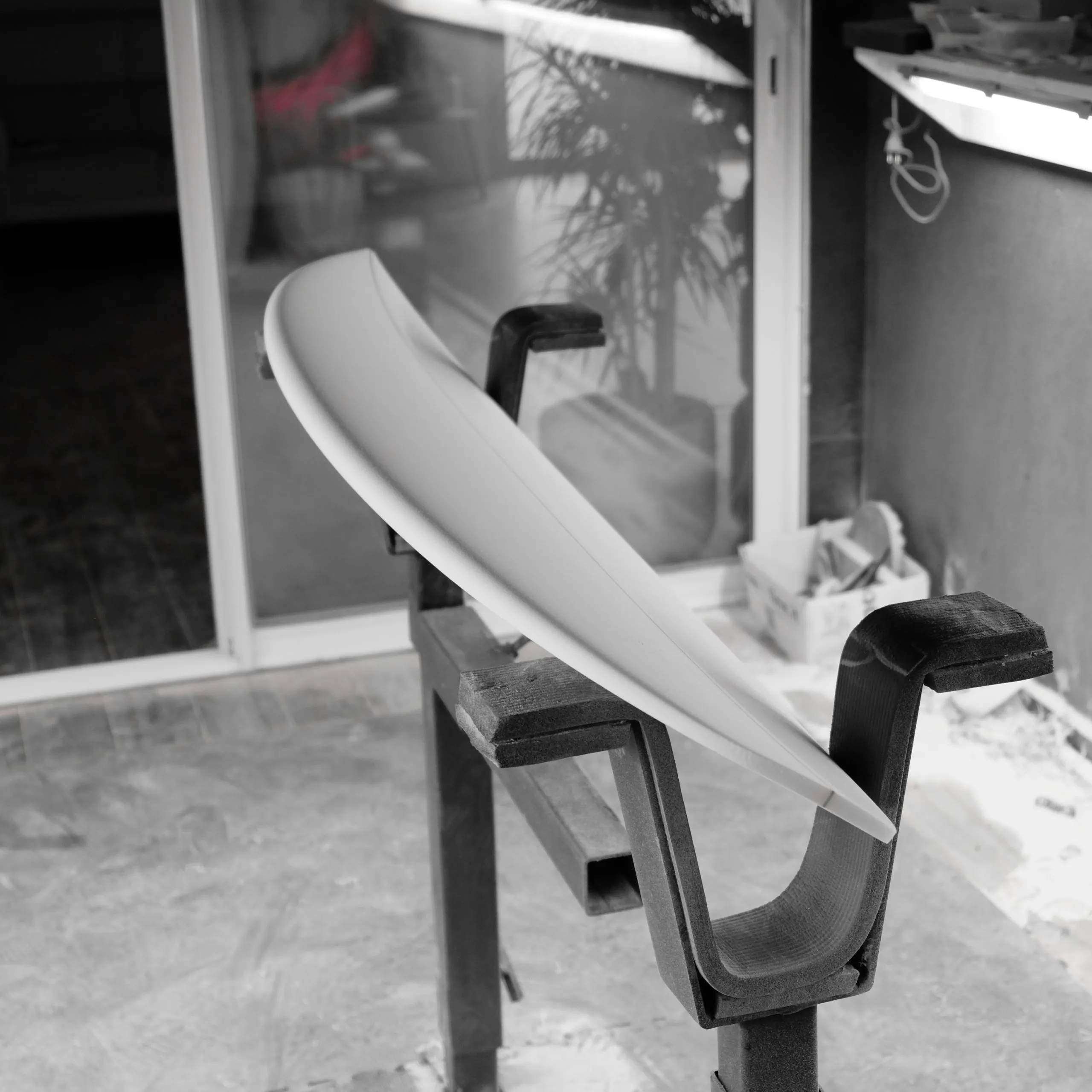 Nez de planches de surf alignés dans le rack