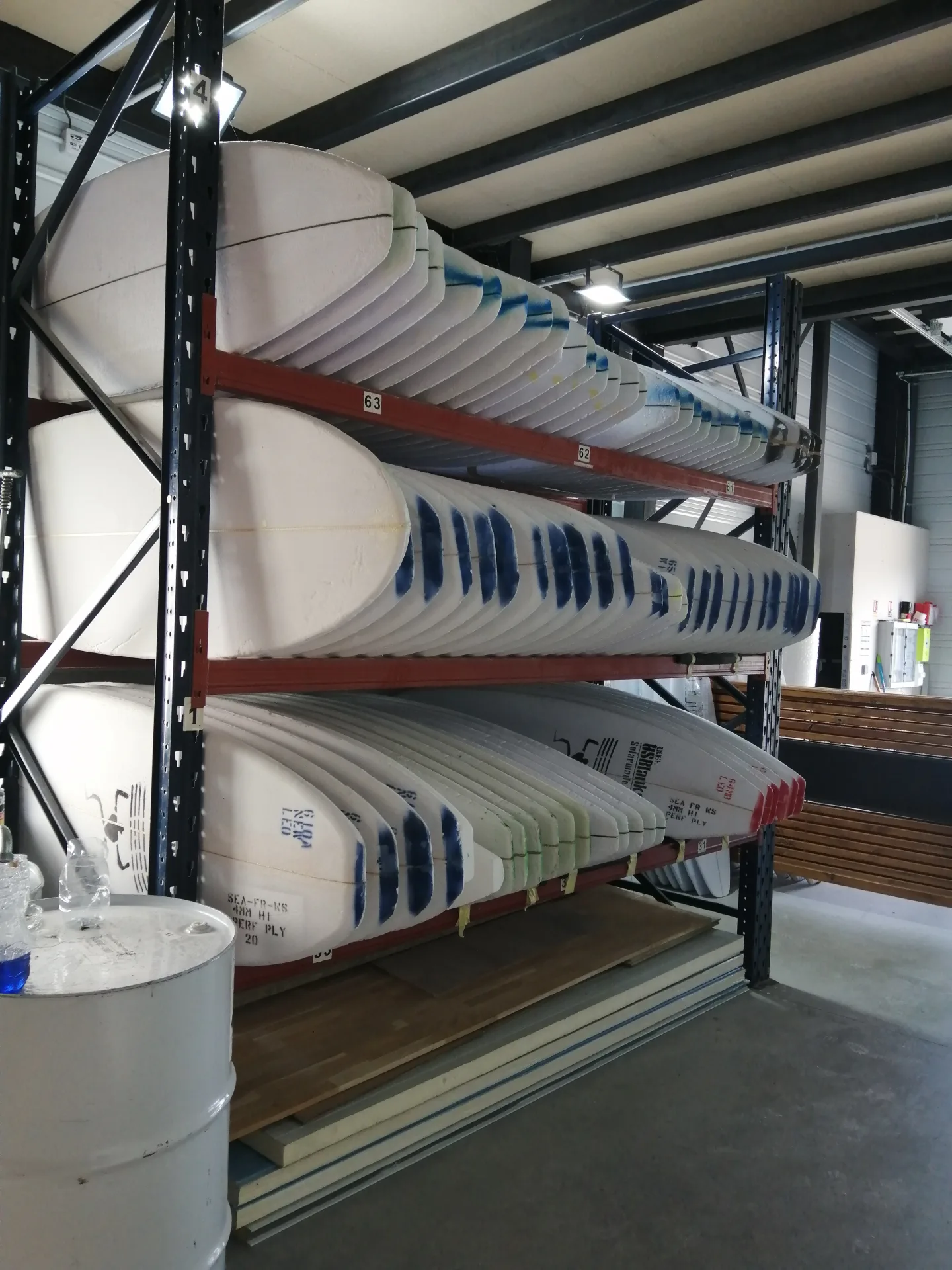 Racks de blanks de surf, stock industriel de l'atelier