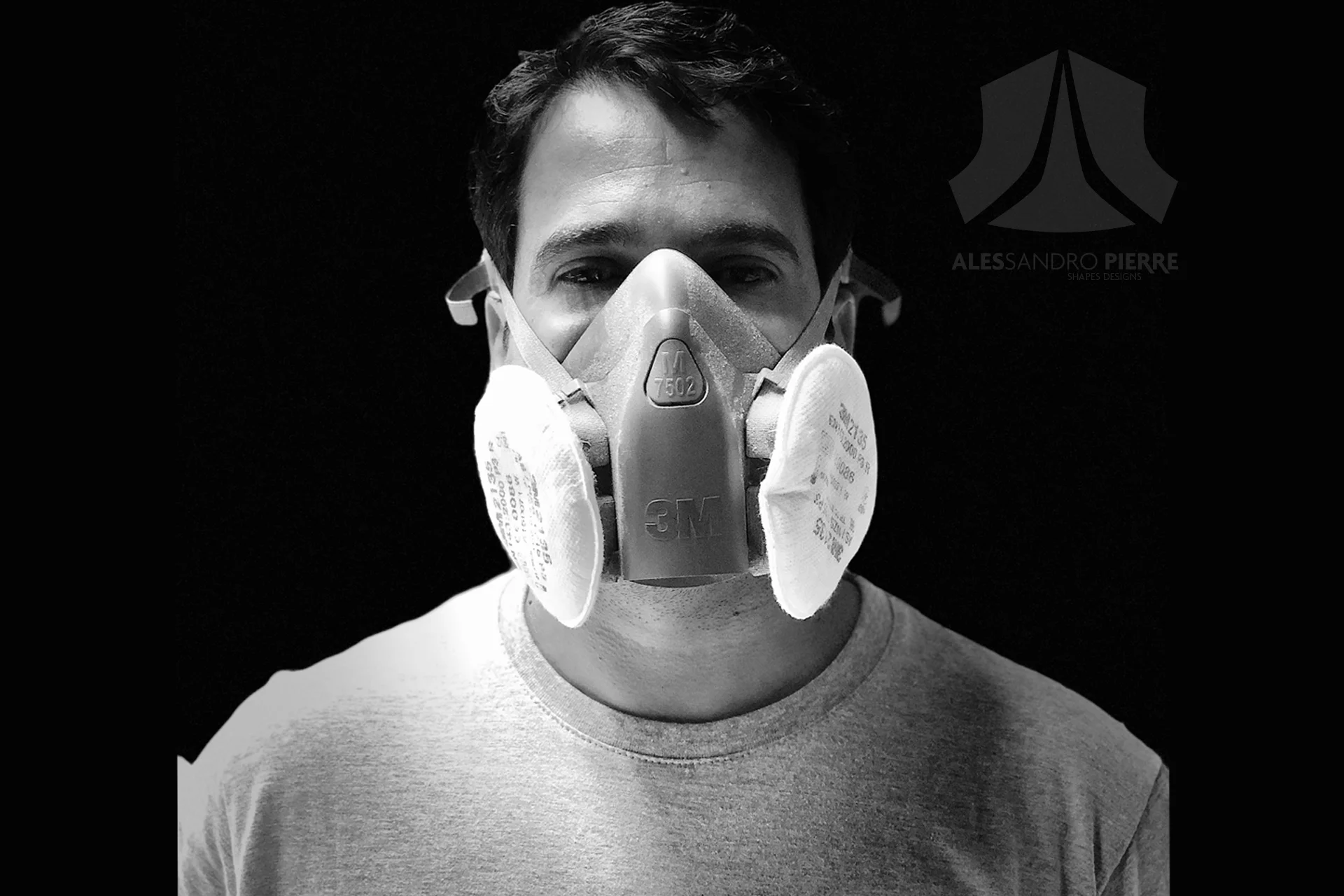 Alessandro Pierre, shaper de planches de surf, portrait avec masque de protection