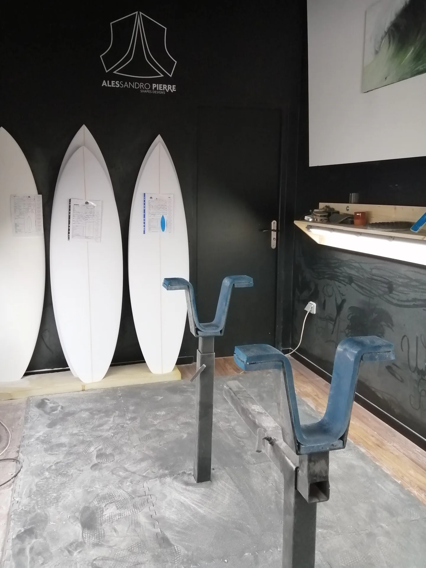 Shape room Alessandro Pierre, planches et logo au mur