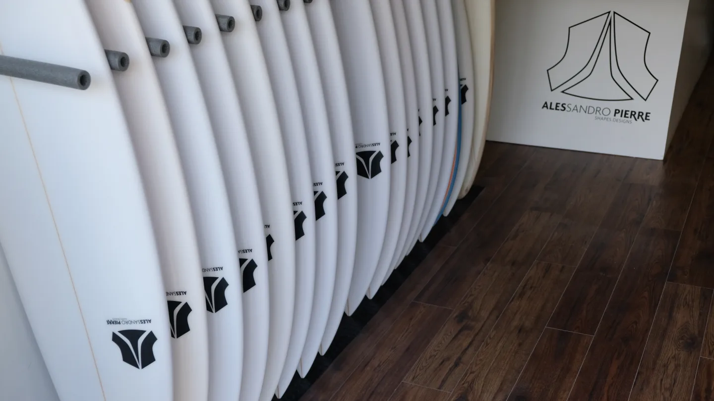 Planches blanches Alessandro Pierre alignées dans le showroom