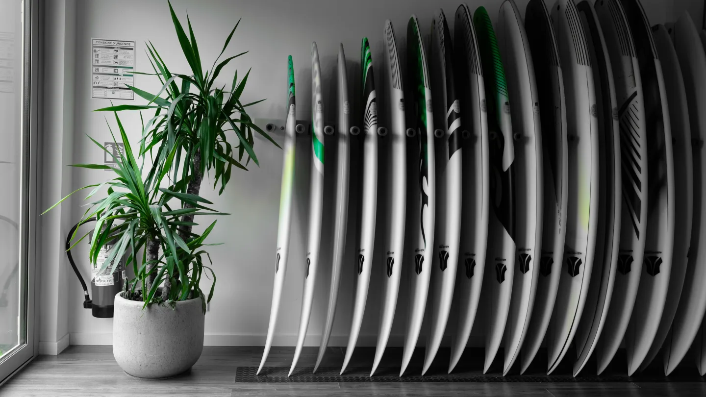 Planches de surf finies alignées dans le showroom, prêtes pour la livraison