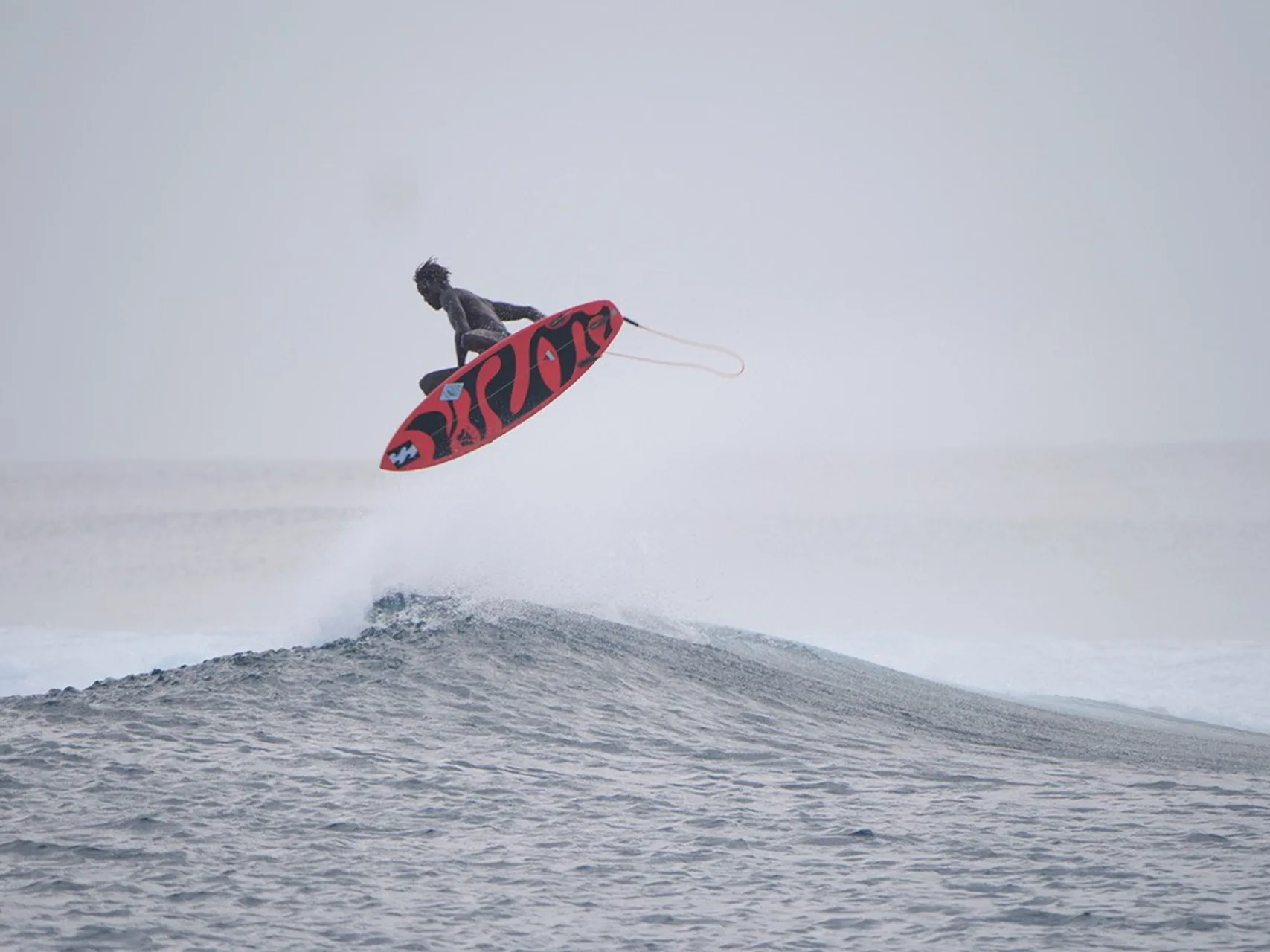 Cherif Fall en action, surf Alessandro Pierre Surfboards