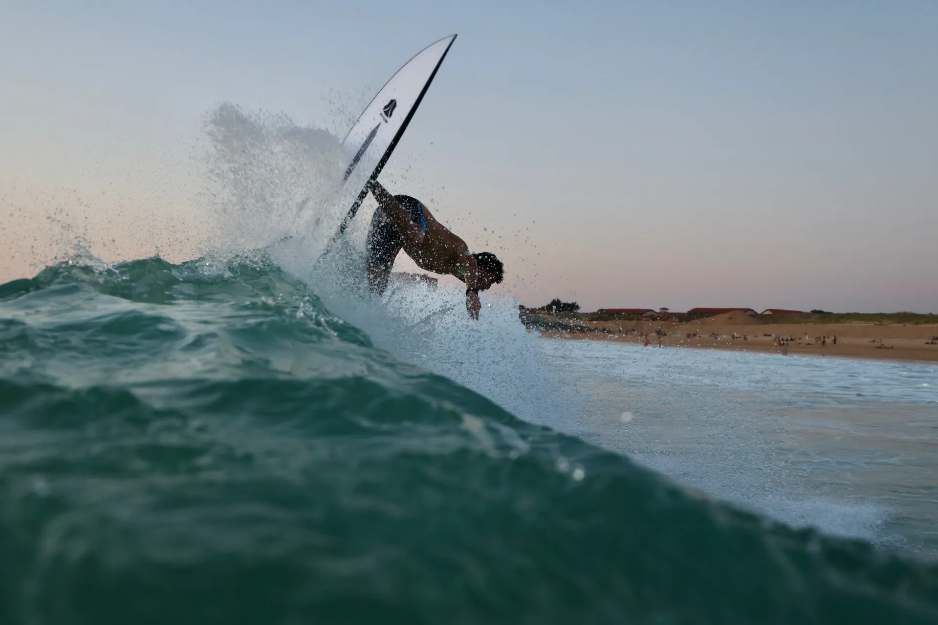Sinoe Cronier en action, surf Alessandro Pierre Surfboards