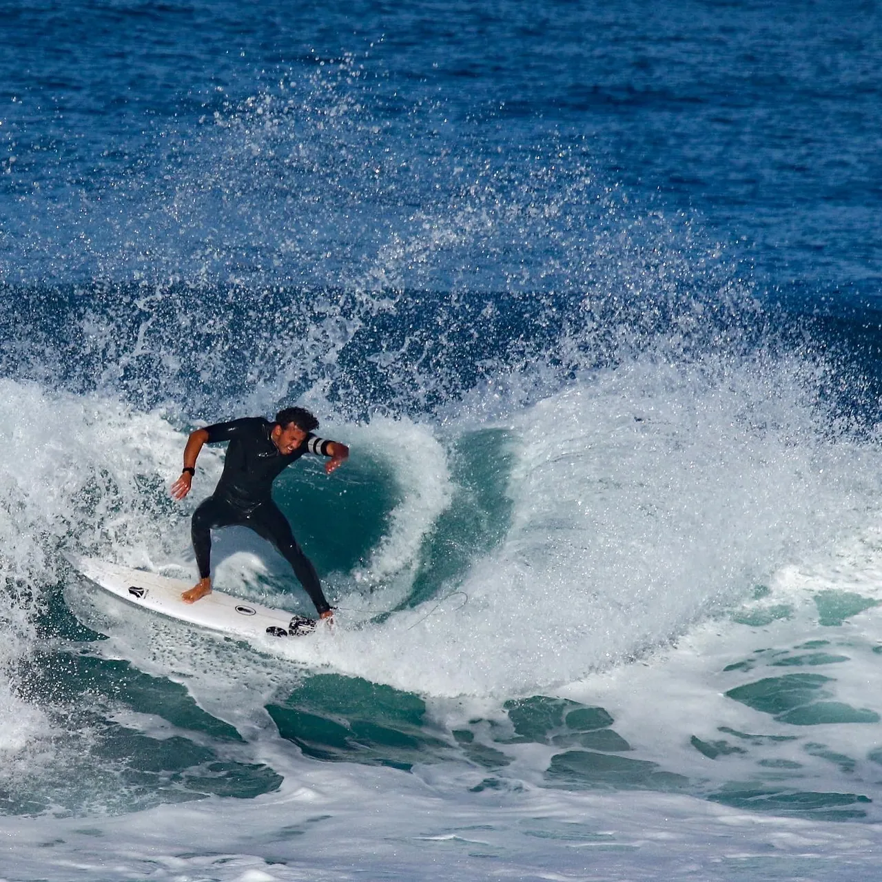 Sinoe Cronier en action, surf Alessandro Pierre Surfboards