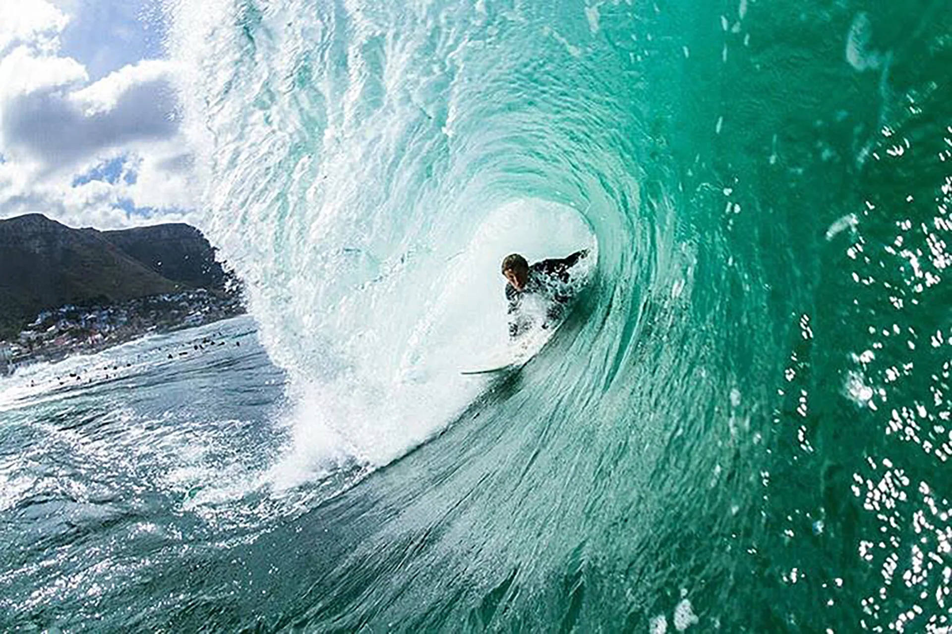 York Van Jaarsveldt en action, surf Alessandro Pierre Surfboards