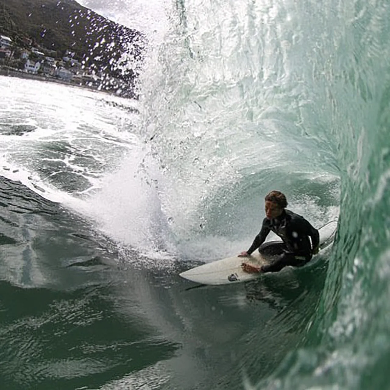 York Van Jaarsveldt en action, surf Alessandro Pierre Surfboards