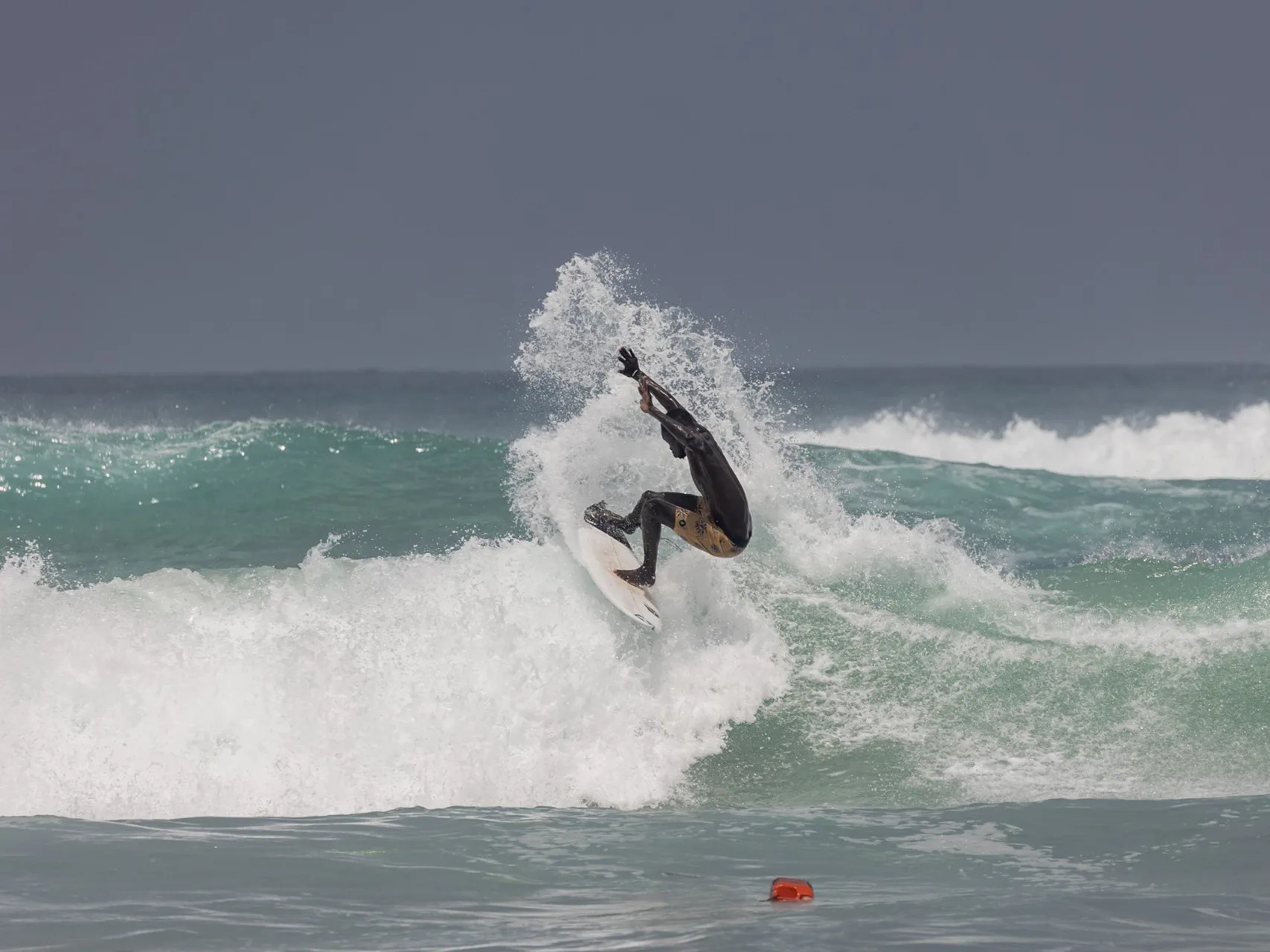 Ibra Samb en action, surf Alessandro Pierre Surfboards